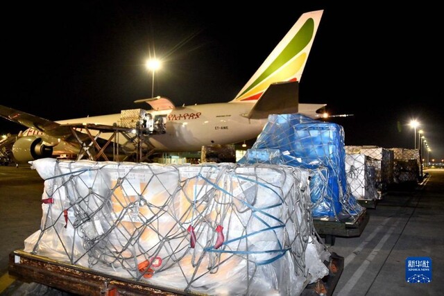 2020年4月14日，中国援助的抗疫物资抵达南非约翰内斯堡奥坦博国际机场。新华社发（中国驻南非大使馆供图）