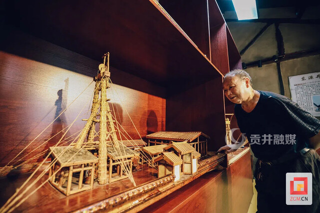 黄泽章花了大半年时间制作的《自贡井场》.jpg