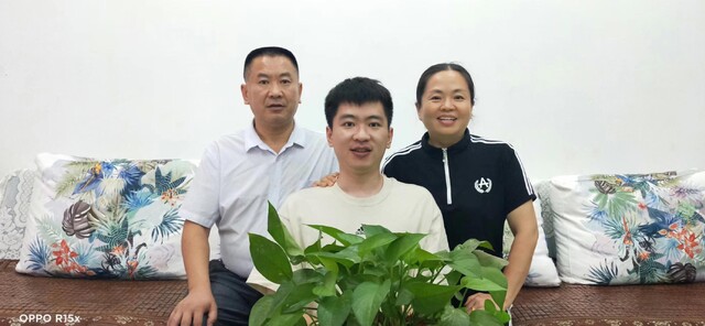 龚丽涛一家全家福