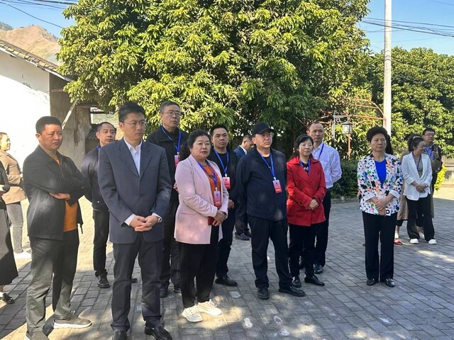 王永兰（前排左三）在工作中。受访者供图