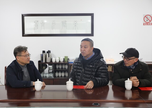 ▲在自贡华鑫硬面材料有限公司慰问