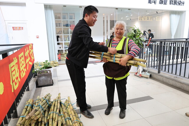 西南商贸城一家公司采购大量甘蔗，将甘蔗免费分发给环卫工人和友商.JPG
