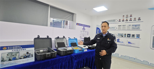 凉山刑侦技术大队副大队长卢银兵“如数家珍”，向记者介绍工作室里的“黑科技”。人民网记者 李平摄