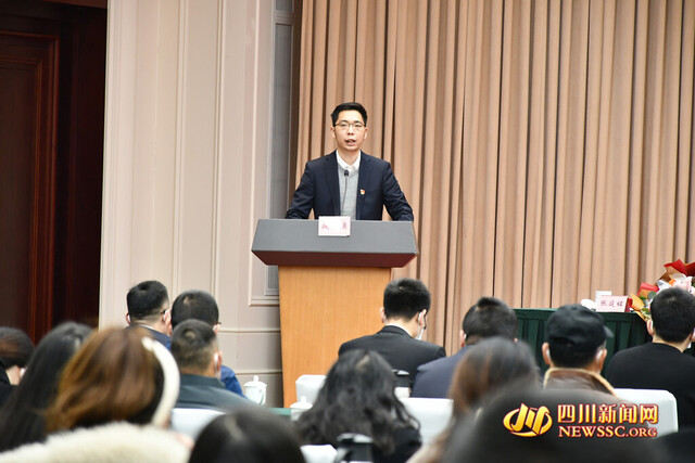 四川日报全媒体时政新闻部记者张庭铭在分享罗从兵先进事迹时说道，“金色山川见证他的初心和使命”。