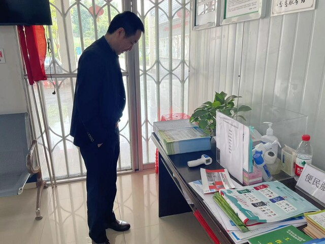 区发改局持续到帮扶村（社区）开展森林防火，疫情防控等工作