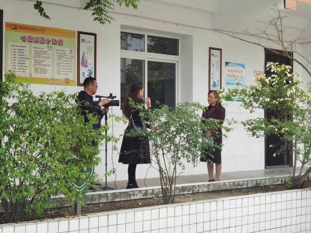 2-“直播盐都”栏目组到自贡市第八中学采访报道 栏目组采访杨校长.jpg