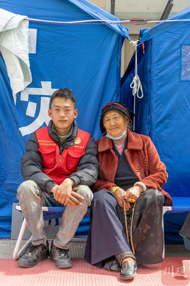 刘凯强和奶奶。洛绒尼玛 摄
