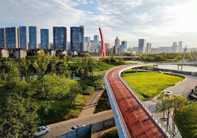 位于成都市高新区的成都天府绿道“中和湿地公园”。 郝飞 摄