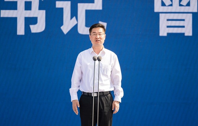 ▲自贡市委书记曾洪扬宣布项目开工