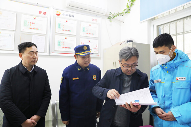 ▲在中国石油南环加油站检查