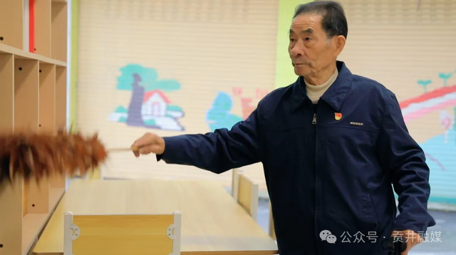 黄才义打扫儿童之家.png