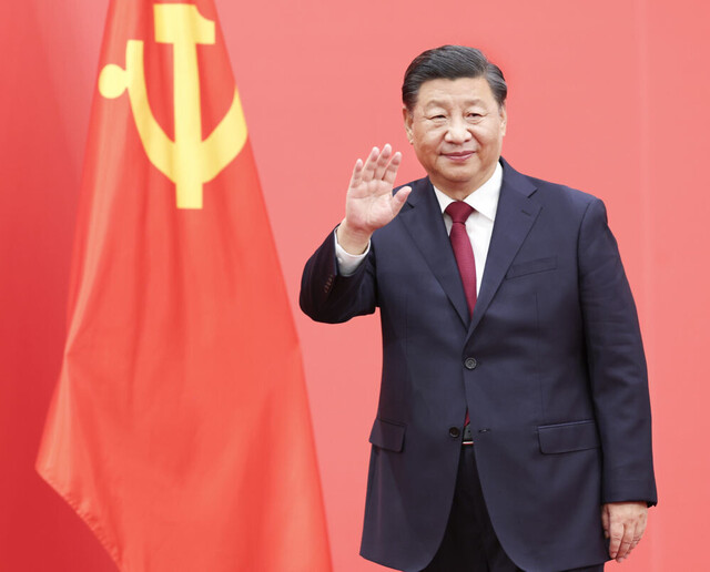 10月23日，刚刚在中国共产党第二十届中央委员会第一次全体会议上当选的中共中央总书记习近平和中共中央政治局常委李强、赵乐际、王沪宁、蔡奇、丁薛祥、李希在北京人民大会堂同采访中共二十大的中外记者亲切见面。这是习近平向在场的中外记者挥手致意。新华社记者 庞兴雷 摄