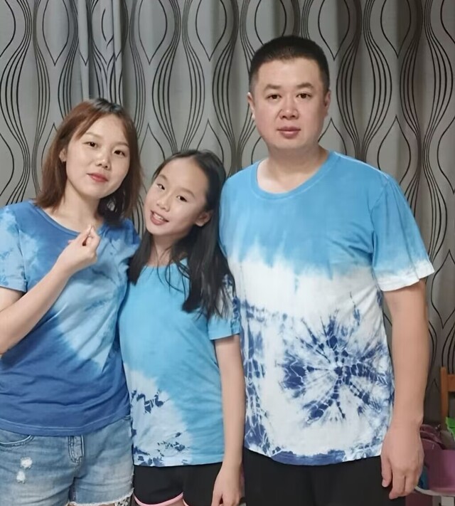 蔡燕一家全家福