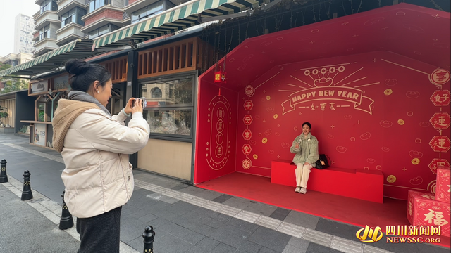 路人打卡拍照_副本.png