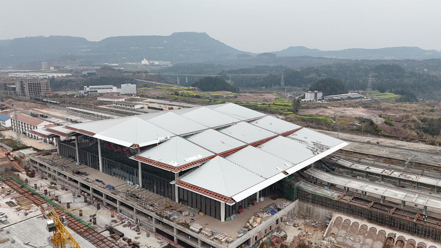 建设中的巴中东站。汉巴南铁路公司供图