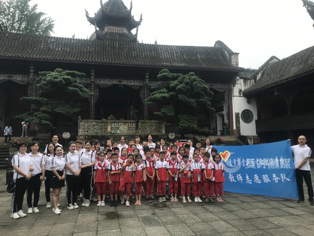 走进自贡盐业历史博物馆，参观“伟大征程——红军长征在四川革命历史文物展”.jpg