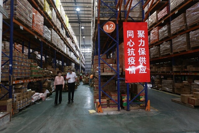 曹世如在公司配送中心调研。图片由受访者提供