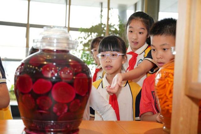 研学活动中，学生们被四川老坛子食品有限公司的泡菜所吸引。