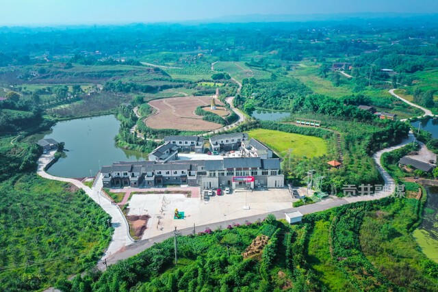 绿水环绕的建设镇重滩村