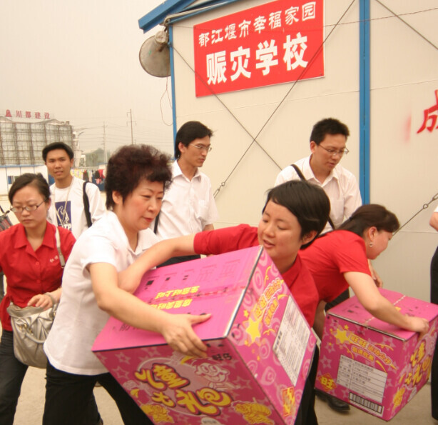 “5·12”地震后，红旗连锁向都江堰幸福家园赈灾学校送儿童节礼包。图片由受访者提供