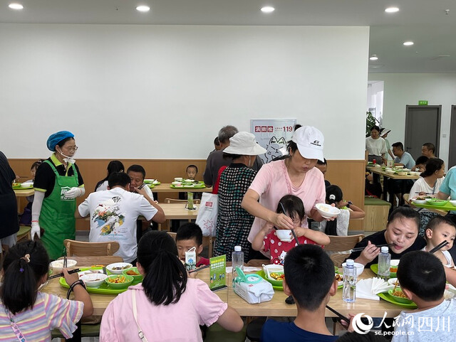 青羊区“同瑞里”社区共享食堂，带娃的宝妈称为食堂常客。人民网记者 郭莹摄
