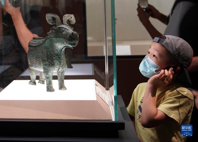 小朋友在上海博物馆举行的“宅兹中国——河南夏商周三代文明展”上参观（2022年7月30日摄）。新华社记者 任珑 摄