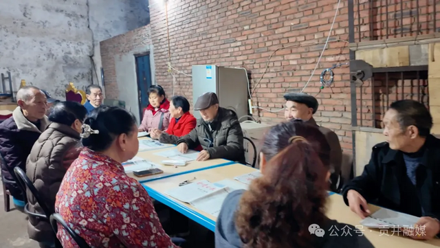 黄才义与“五老”志愿者商量儿童之家活动.png