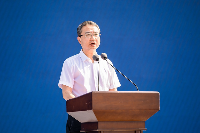 ▲自贡市委副书记、市长石钢致辞