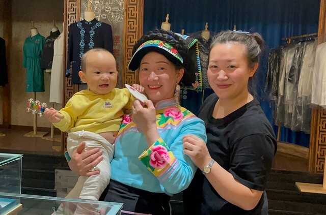 陈云珍（中）和家人在一起