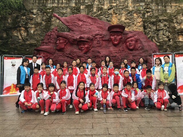 到自贡市烈士陵园祭奠先烈.jpg