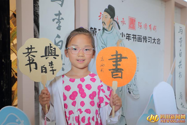 学生在“传习小站”前打卡留念.png