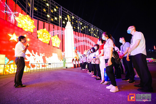 “奋斗百年路 启航新征程”灯组讲述党史故事，展现百年辉煌。