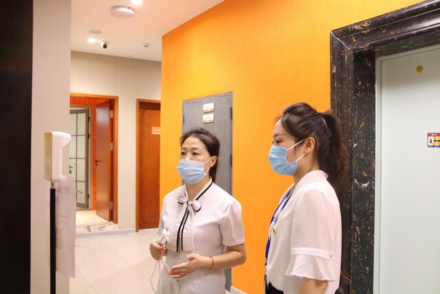 区纪委监委干部对酒店开展疫情防控监督检查