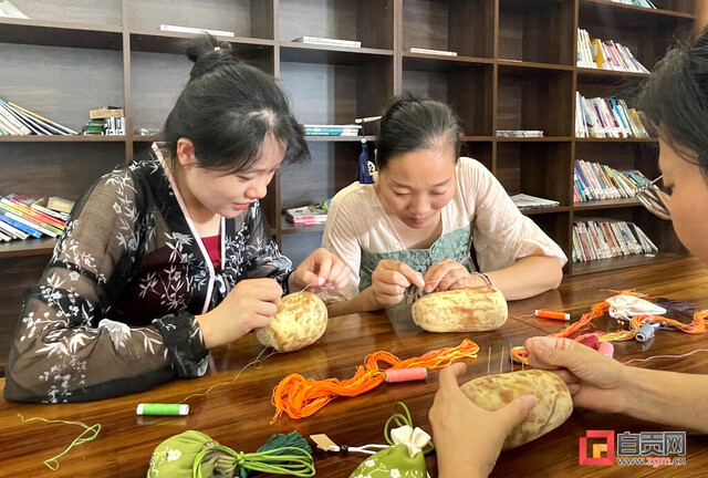 贡井区艾叶镇六房村举行乞巧活动