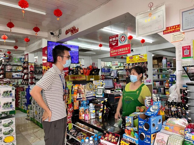 桥头镇纪委干部到辖区商超检查疫情防控措施落实情况