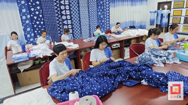 蜀颉扎染非遗工坊内的工作场景.jpg