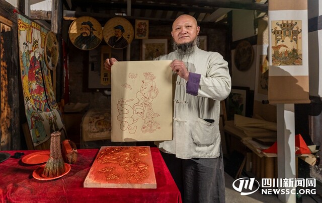 张荣强展示夹江年画_副本.jpg