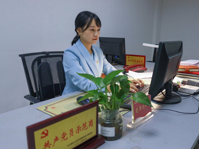 熊蕊正在工作中。黄刚 摄