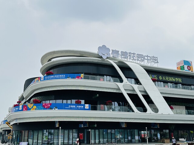 何曼青  摄.jpg