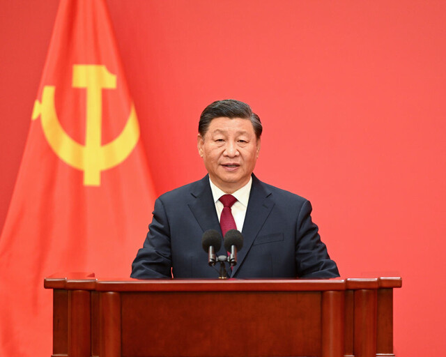 10月23日，刚刚在中国共产党第二十届中央委员会第一次全体会议上当选的中共中央总书记习近平和中共中央政治局常委李强、赵乐际、王沪宁、蔡奇、丁薛祥、李希在北京人民大会堂同采访中共二十大的中外记者亲切见面。这是习近平发表重要讲话。新华社记者 李学仁 摄