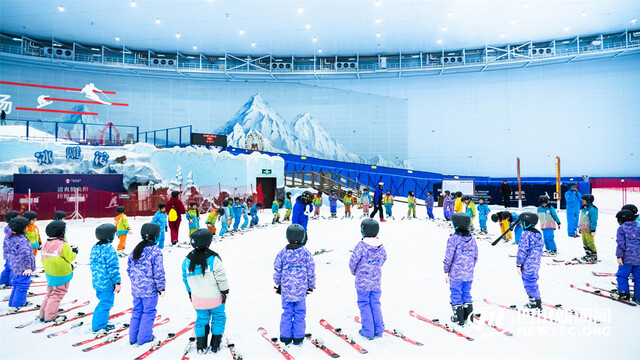 热雪奇迹游客上滑雪课画面.jpg