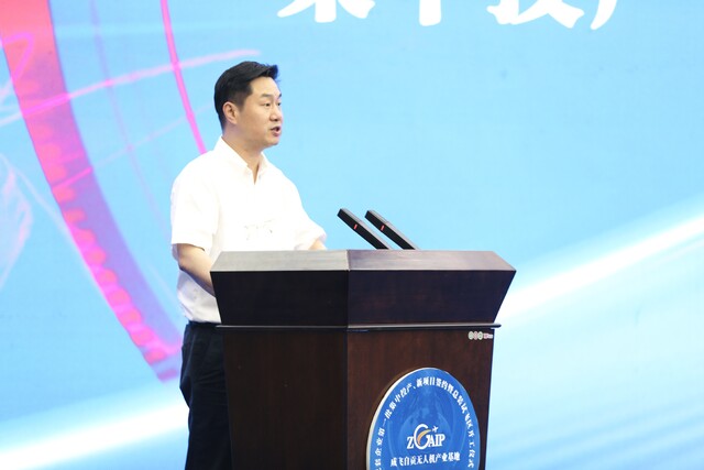 ▲自贡市委副书记、市长曾洪扬主持