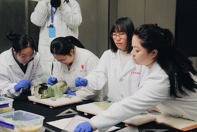 广汉三星堆博物馆女职工在进行文物修复